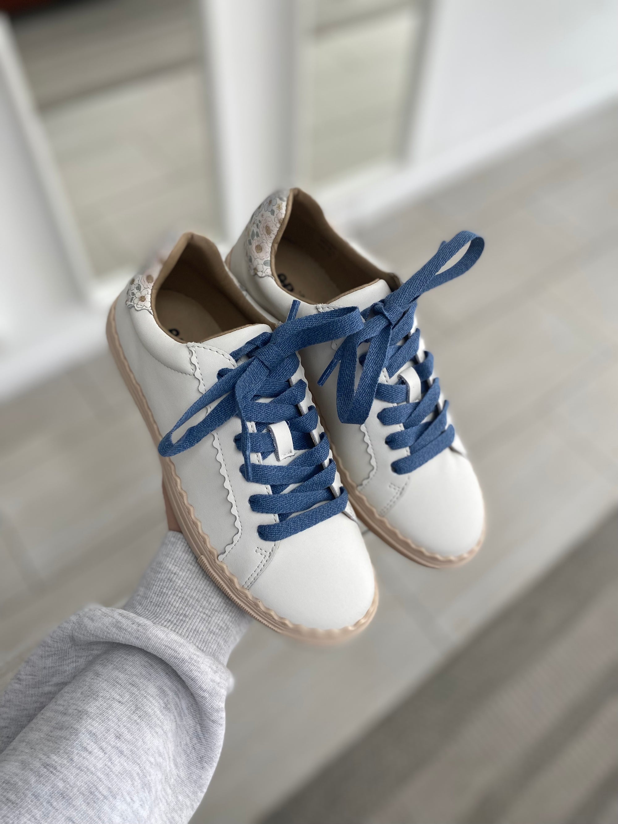 Porte White and Pink Scalloped Lace Sneaker-Tassel Children Shoes