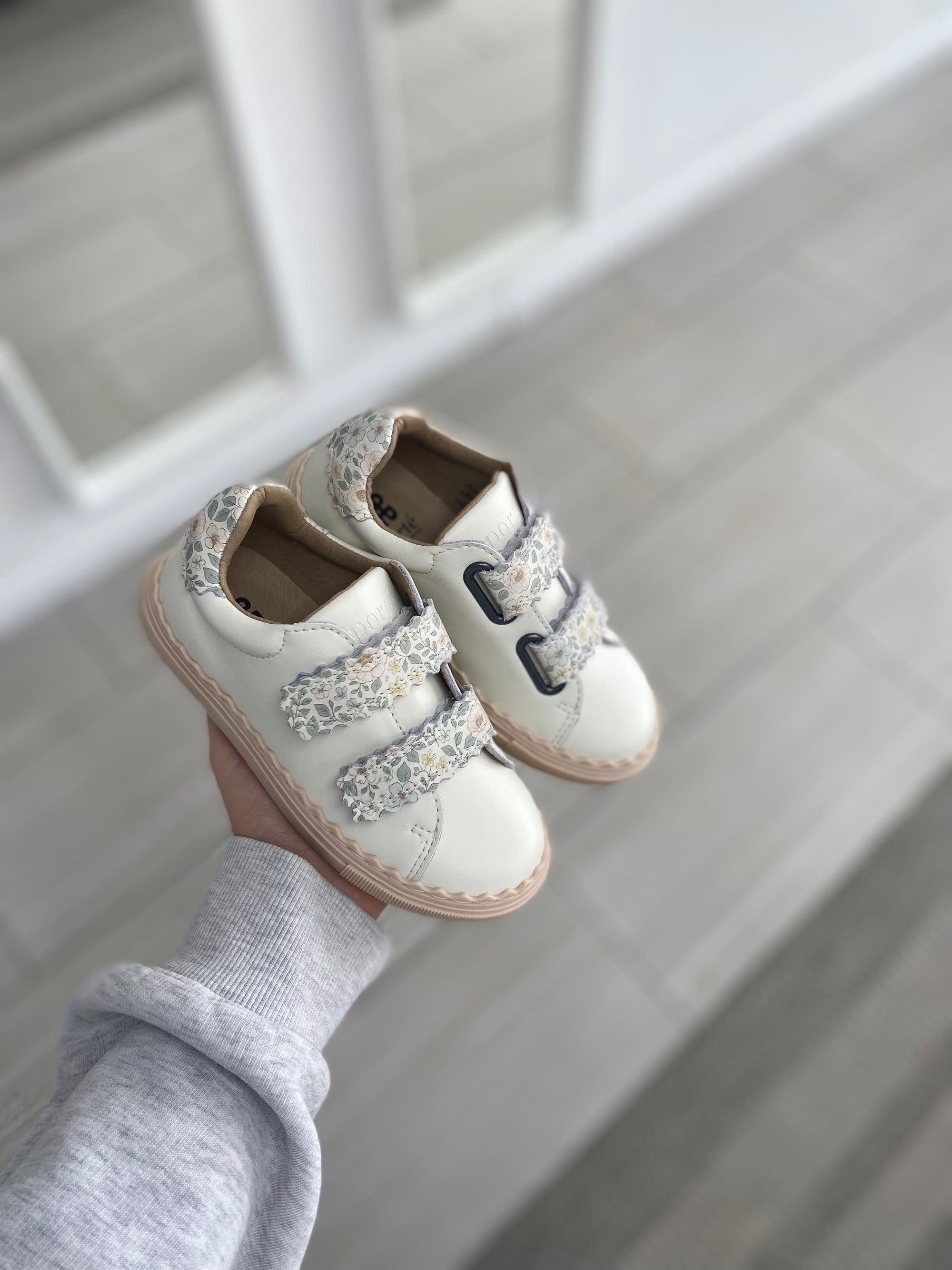 Porte Off White Floral Velcro Sneaker-Tassel Children Shoes