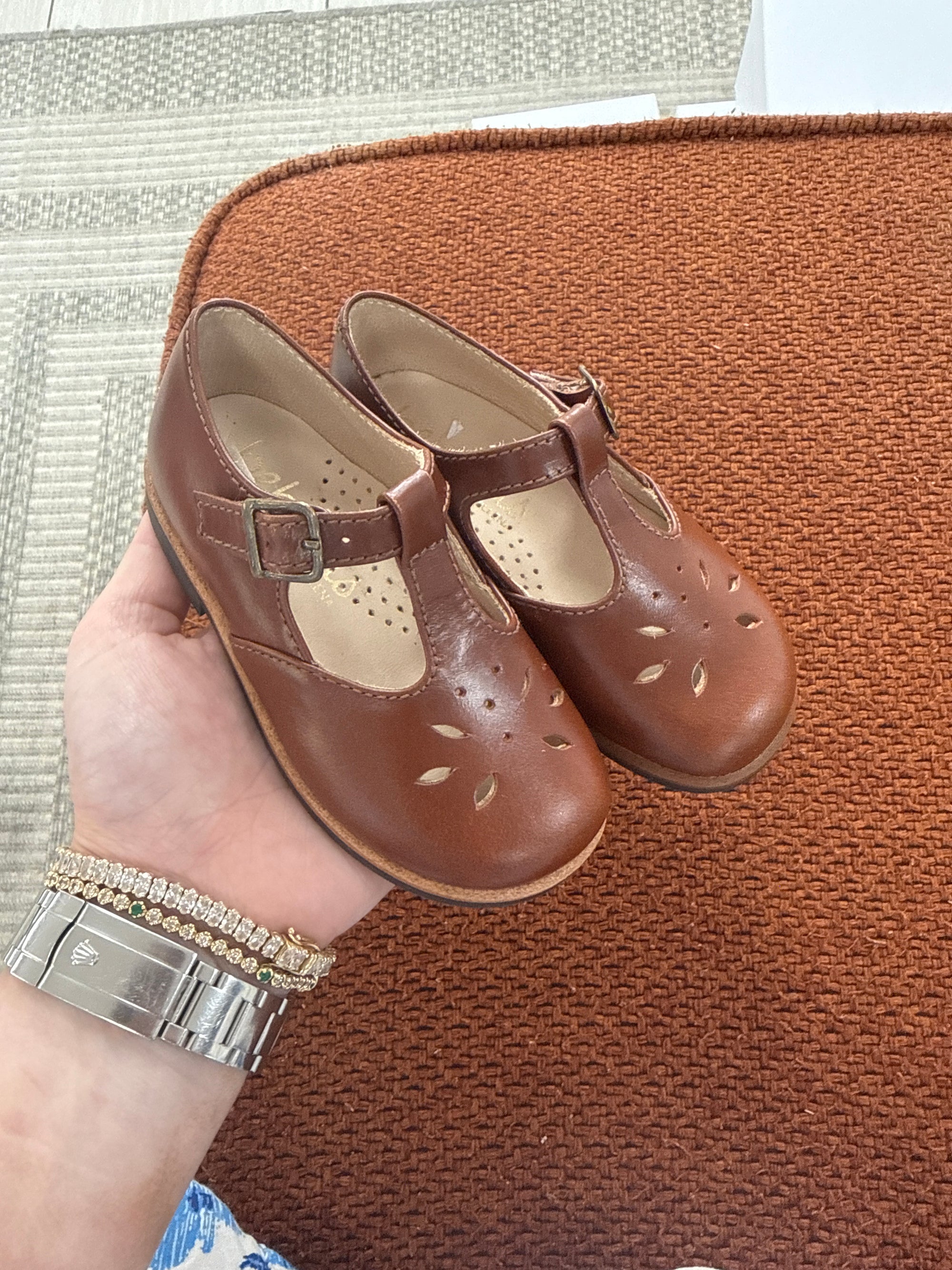 Beberlis Sierra Brown Perf T Strap