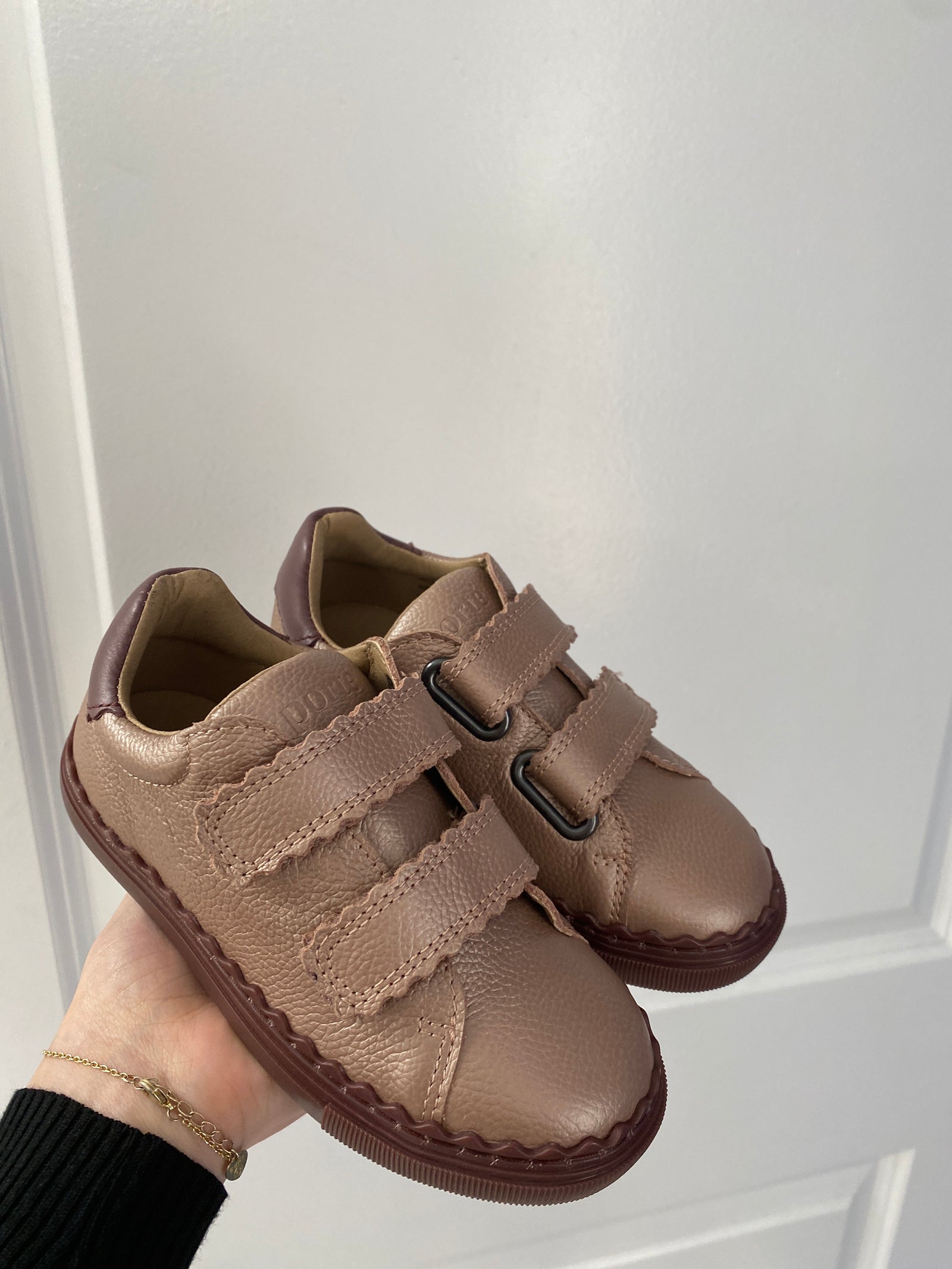 Porte Pearlized Pink Pebbled Scalloped Velcro Sneaker-Tassel Children Shoes