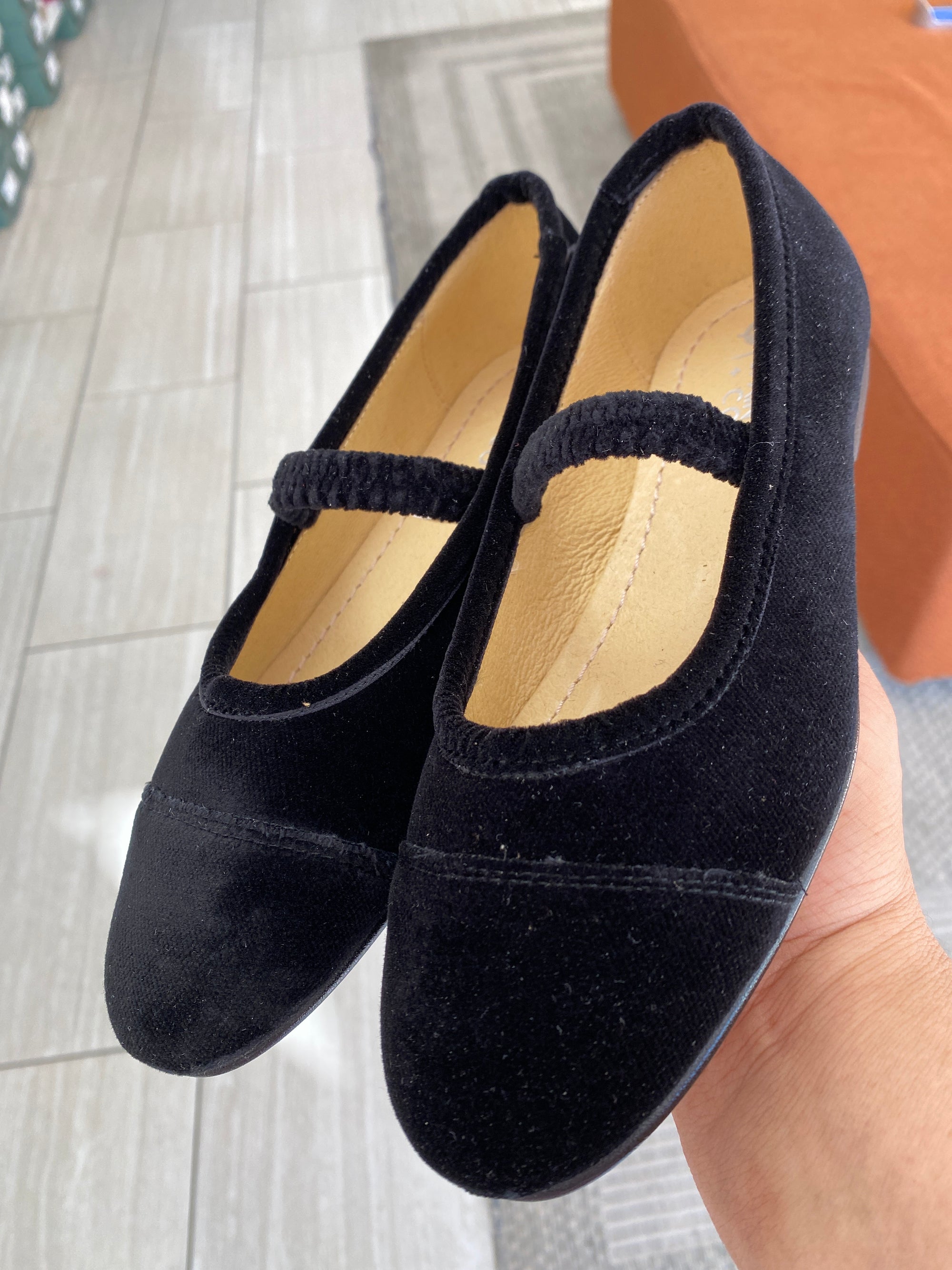 Spain+Co Black Velvet Elastic Ballet Flat