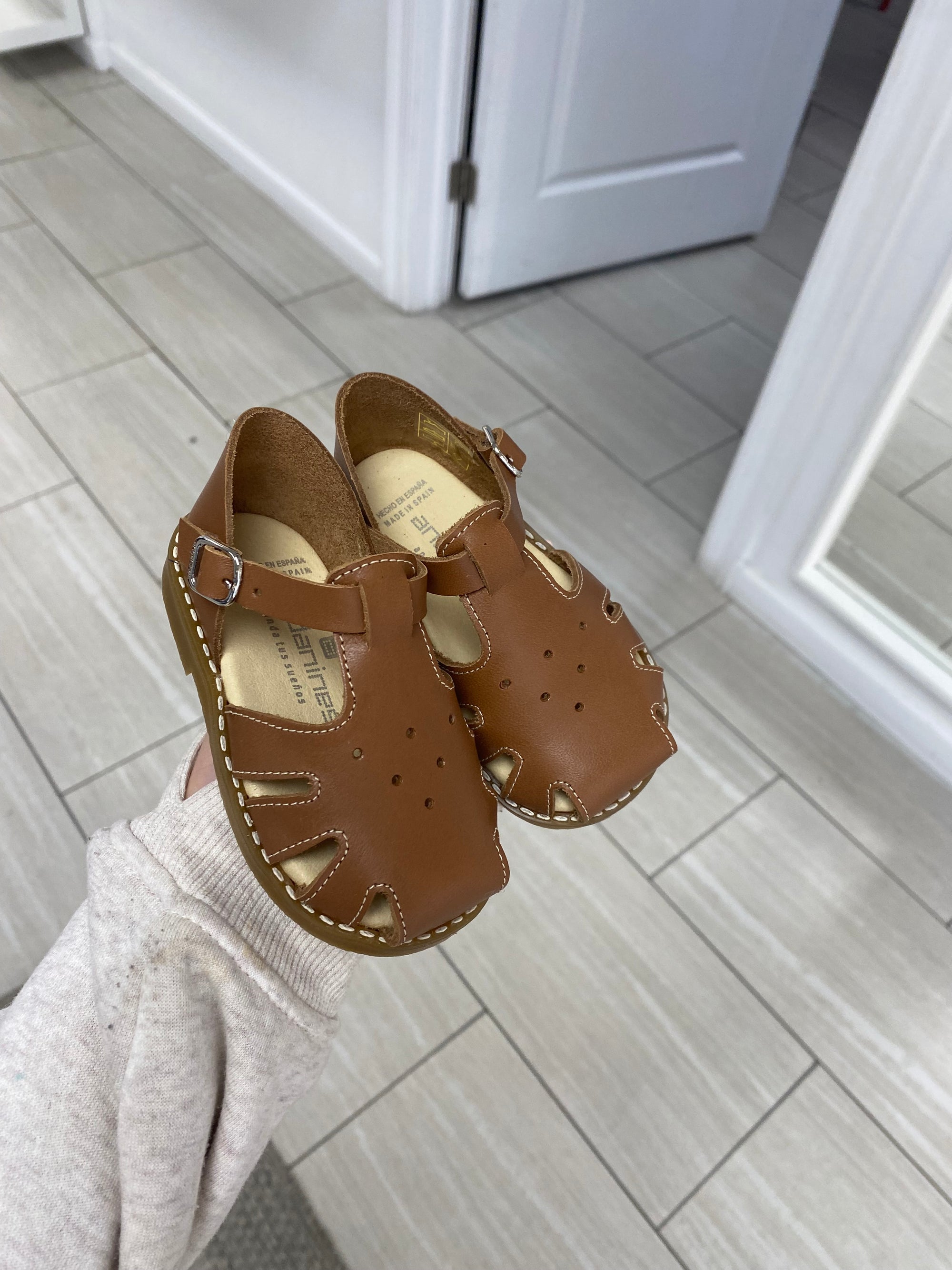 Andanines Luggage Perf Baby Sandal-Tassel Children Shoes