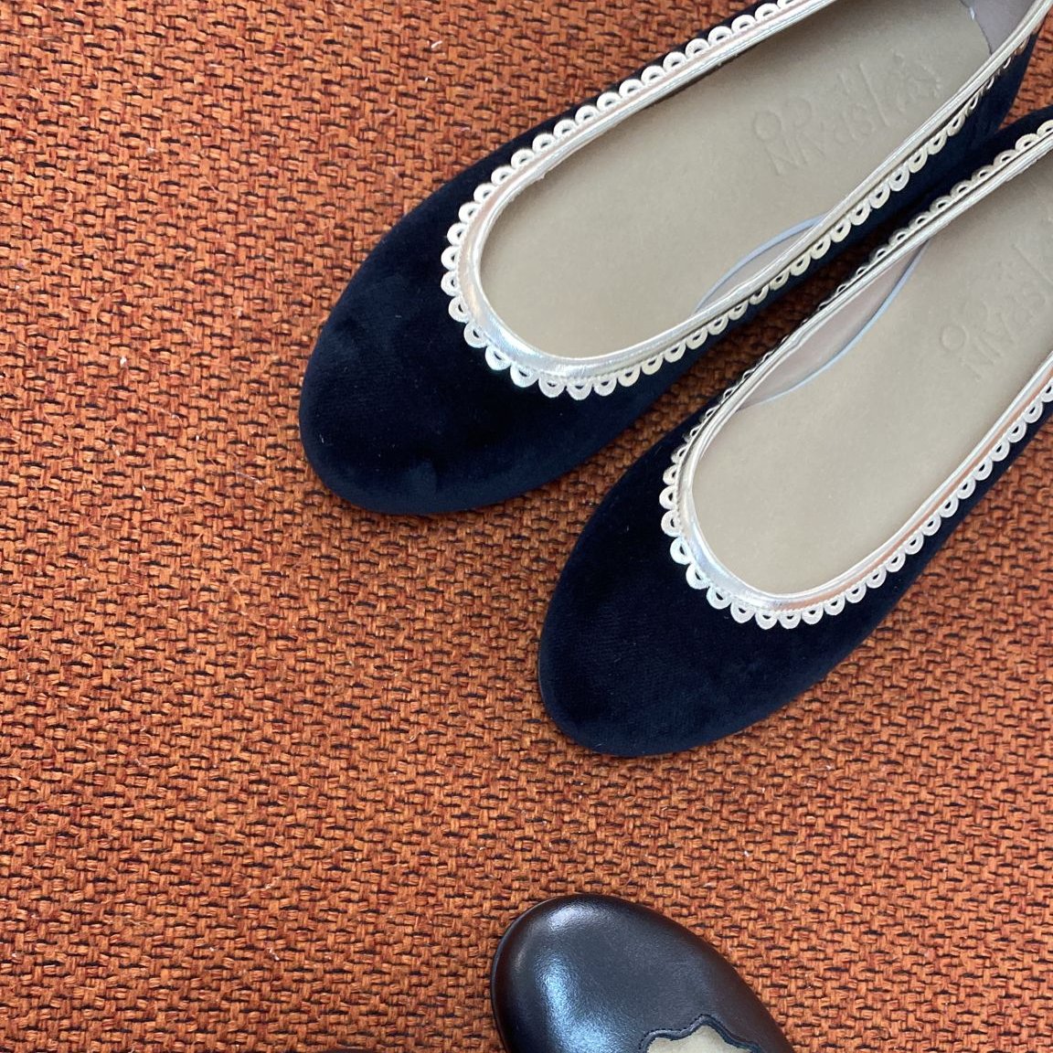 Spain+Co Black Velvet and Gold Scalloped Flat-Tassel Children Shoes